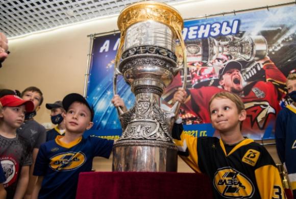 В Пензу 26 марта привезут главный трофей чемпионата КХЛ
