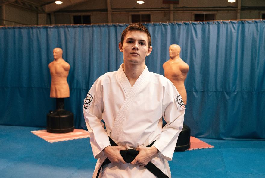 Спорт окрыляет: 17-летний зареченец оказался на вершине пьедестала чемпионата мира по карате 