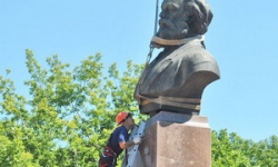 Карла Маркса установят у входа в парк Белинского