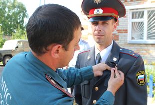 В Пензенской области участковый получил медаль за спасение из огня подозреваемого
