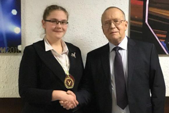 Юля и ведущий передачи Юрий Вяземский||Фото из личного архива  Школьница из Кузнецка стала участницей телепрограммы  «Умницы и умники»