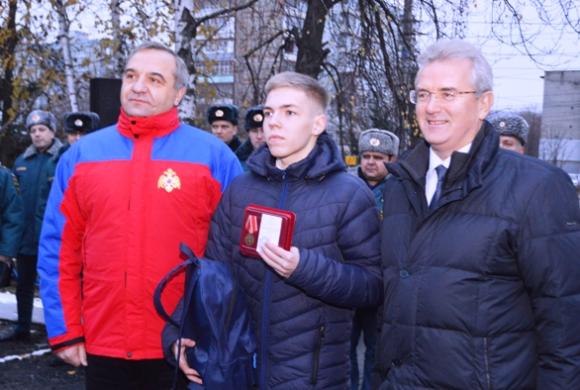 В Пензе Владимир Пучков наградил студента за спасение матери