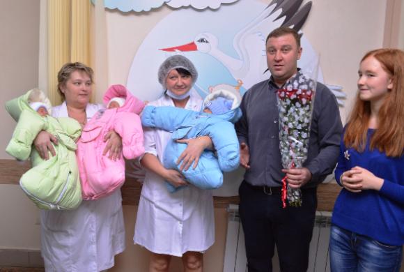 Андрей Фейгин и четверо его детей.||Фото В. Гришин Многодетная семья из Пензы поддержала выдвижение Путина