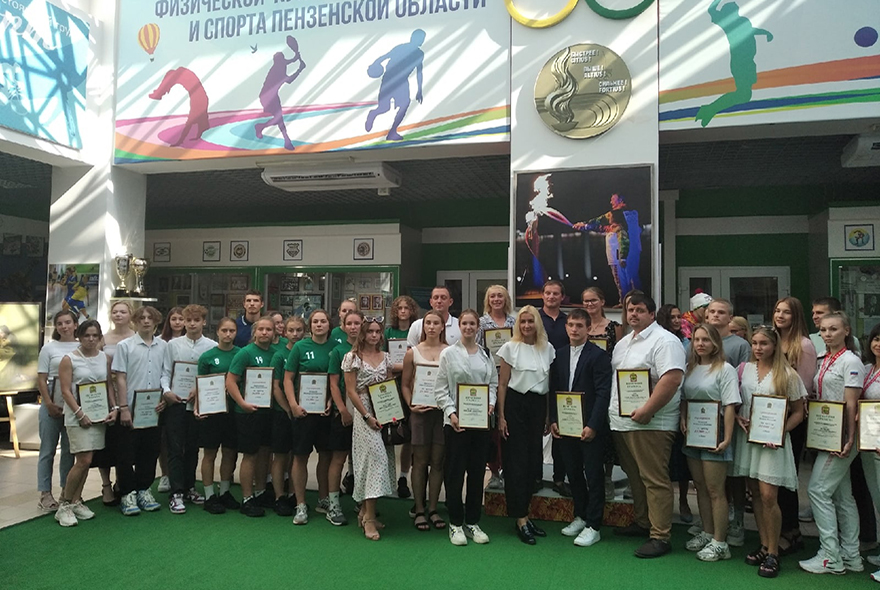 Пензенским спортсменам вручили денежные сертификаты и грамоты