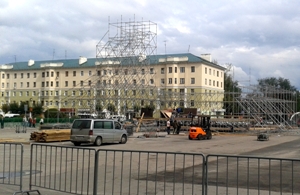 Фото|| В Пензе на площади Ленина приступили к монтажу сцены