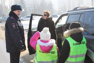 Фото||58.mvd.ru В Пензе сотрудники ГАИ оригинальным способом поздравили женщин-водителей с 8 марта