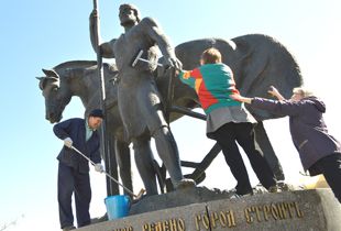 Фото||Владимира ГРИШИНА В Пензе отмыли памятник «Первопоселенцу»