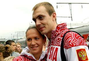 Беременная Анастасия Фесикова пришла поболеть за своего супруга Сергея на чемпионате России по плаванию