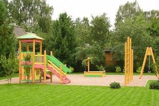 Фото||ukrsad.org Жители Тамалы строят детские площадки своими руками