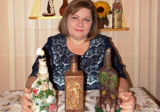 Жительница Бессоновки превращает бутылки в гитары и лесные пеньки
