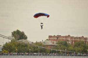 Фото||Владимир ГРИШИН В Пензе парашютист, прыгнув с высоты 1,2 тыс. метров, приземлился в Суру