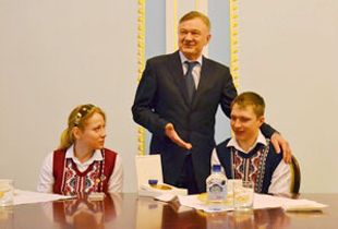 Победители Паралимпиады Светлана Коновалова и Александр Проньков получили сертификат о денежном поощрении