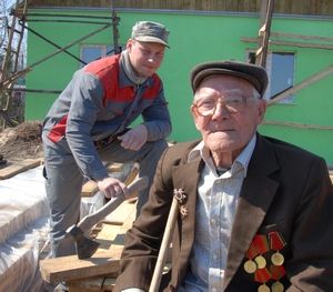 Фото|| Внук сменил профессию, чтобы построить дом для деда-фронтовика