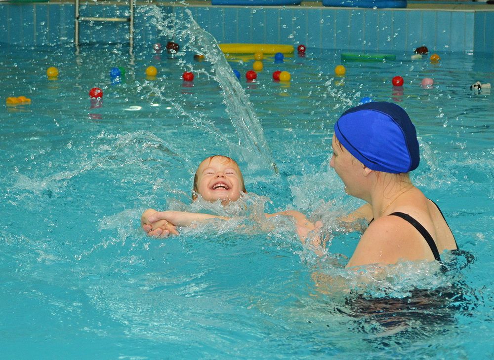 Малыши учатся плавать раньше, чем ходить. Бассейн, Пенза 2013