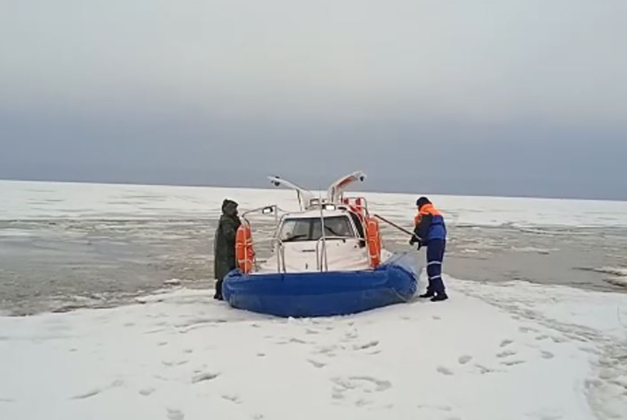 На Сурском водохранилище рыбаков унесло в море на льдине