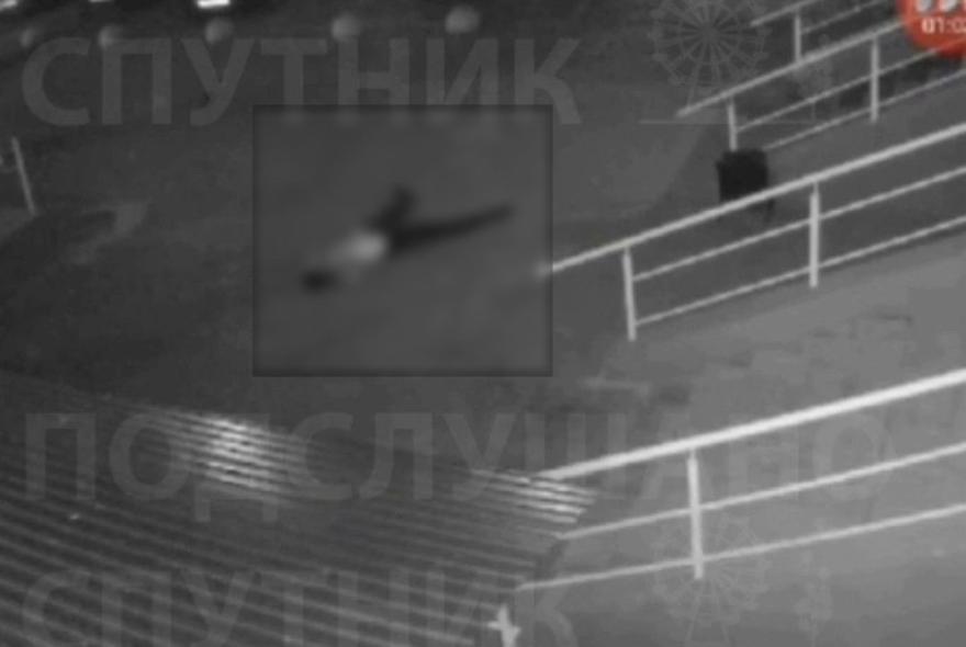 В Спутнике сообщают о выпавшем с 16 этажа парне