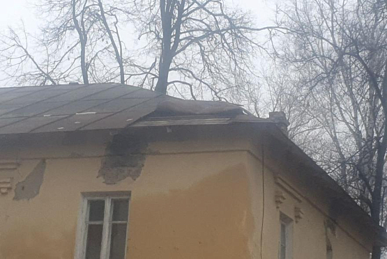 Соцсети: в Пензе с крыши дома оторвало листы железа