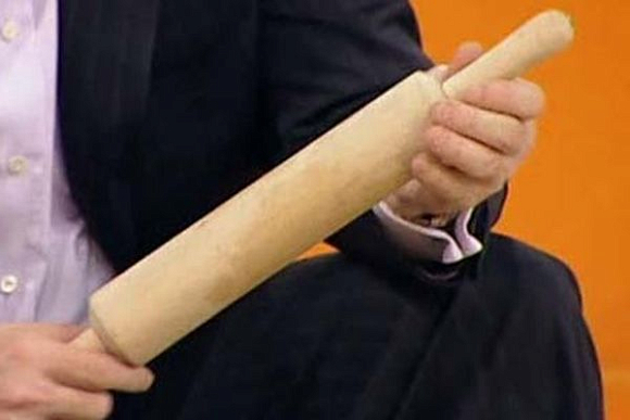 Фото||img1.1tv.ru В с. Ермоловка подросток и его 19-летний друг напали на почтальона со скалкой