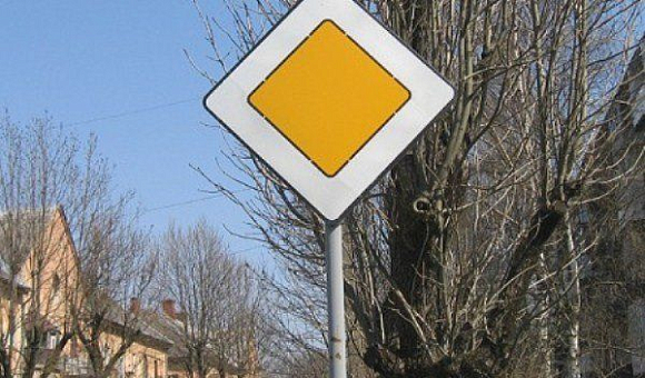 В Иссинском районе мужчина похитил дорожный знак
