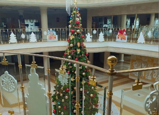 В пензенском драмтеатре украсили новогоднюю елку