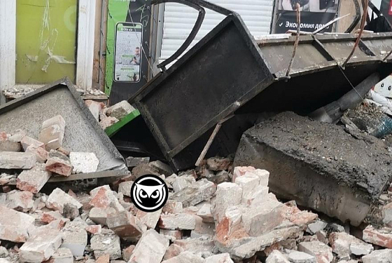 Два человека пострадали в результате обрушения фасада дома на Бакунина, 50