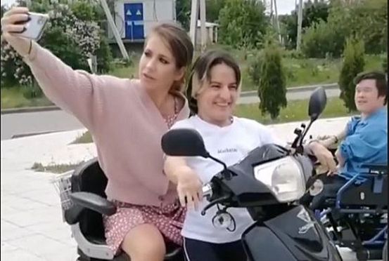 Юлия Барановская покаталась на трицикле в пензенском «Квартале Луи»