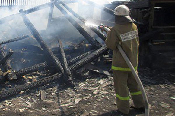 В Шемышейском районе 16 огнеборцев тушили надворные постройки