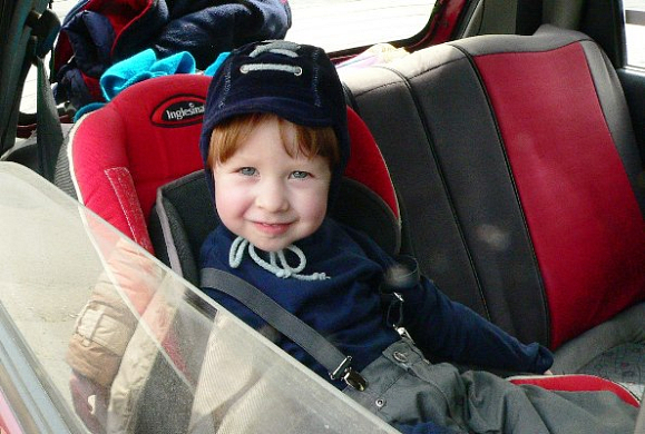 Автокресло или адаптер ФЭСТ: что безопаснее для ребенка в дороге?