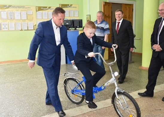 Фото||penza-gorod.ru Мэр Пензы подарил велосипед второкласснику из школы № 30
