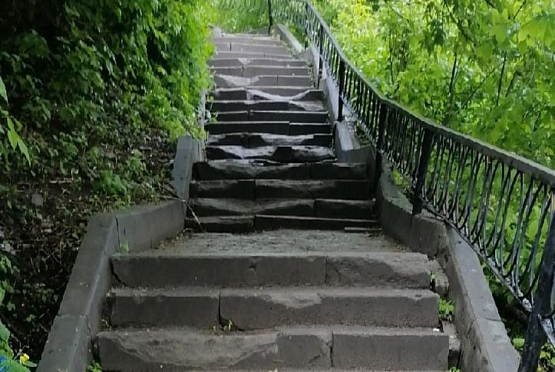 «Ноги можно сломать!»: пензенцы жалуются на лестницу около памятника Первопоселенцу