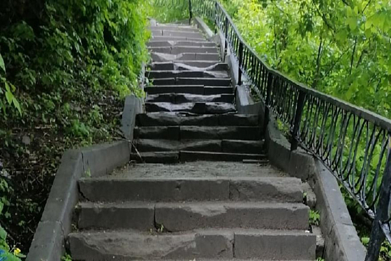 «Ноги можно сломать!»: пензенцы жалуются на лестницу около памятника Первопоселенцу