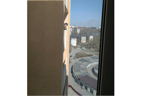 В Пензе перед прыжком с 14 этажа мужчина разложил на балконе фото дочки