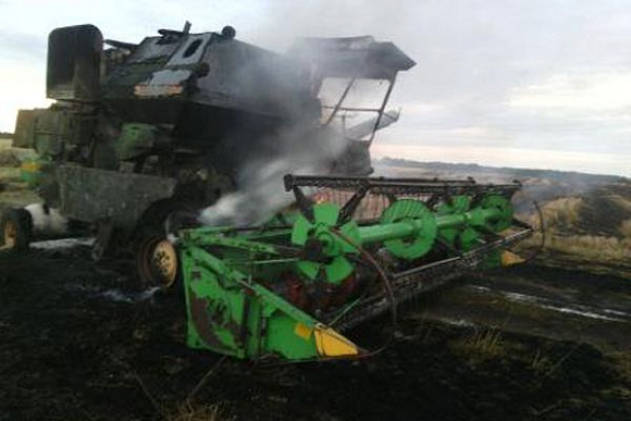 Фото||58.mchs.gov.ru В Пензенской области в поле сгорел комбайн «Нива»