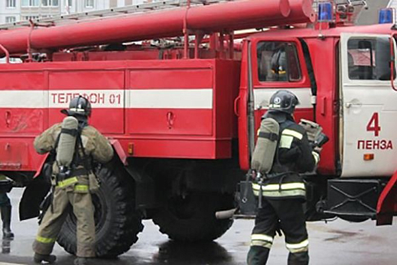Фото||из архива ГУ МЧС России по Пензенской области В Пензе пожар на ул. Коммунистической тушили 14 человек