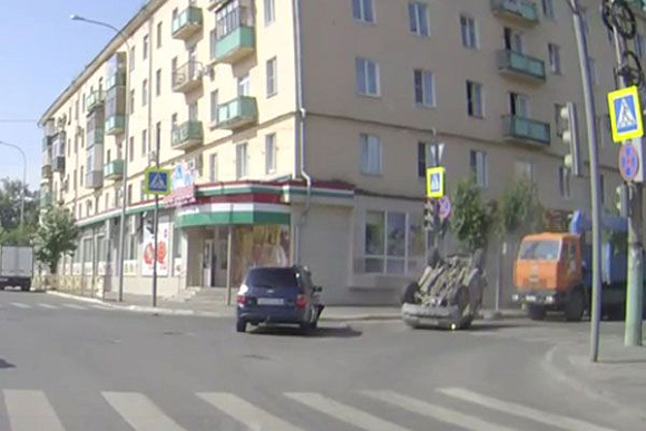 В Интернете появилось видео ДТП в Пензе: легковушка «перевернула» внедорожник