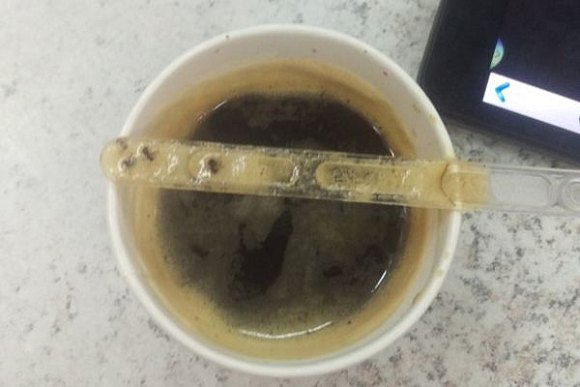 Пензенцу налили кофе с мухами