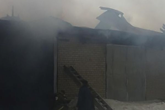 В Кузнецке на ул. Октябрьской пожар тушили 23 спасателя