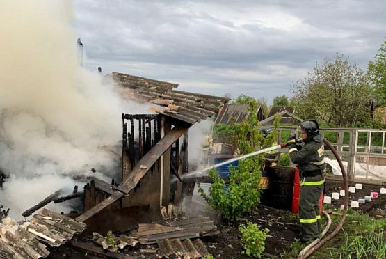 В Пензенском районе огонь уничтожил деревянную баню