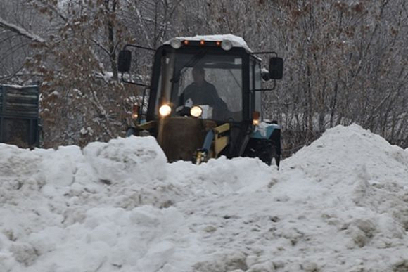 В Пензе некоторые ТЦ сгружают снег к проезжей части