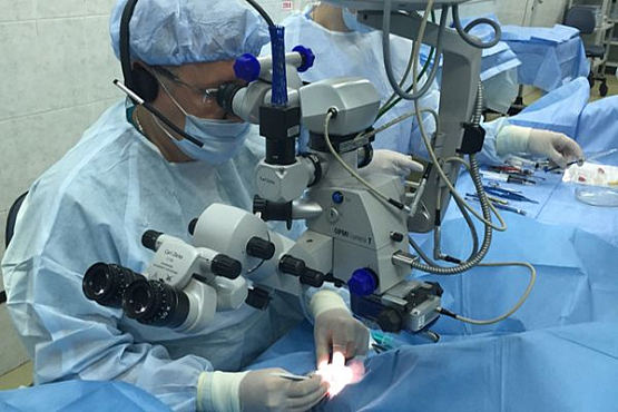 Пензенский офтальмолог впервые в мире имплантирует два хрусталика