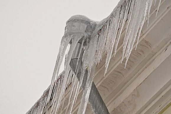 Фото||Владимир ГРИШИН В Пензе на ул. Калинина пенсионерку убило упавшей наледью