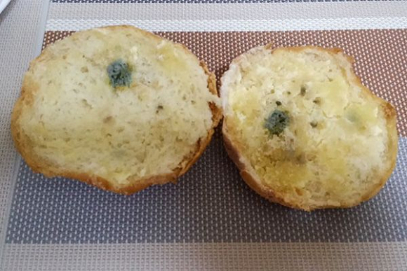 Фото||vk.com/black_pnz Пензячке продали «каменные» булочки с плесенью