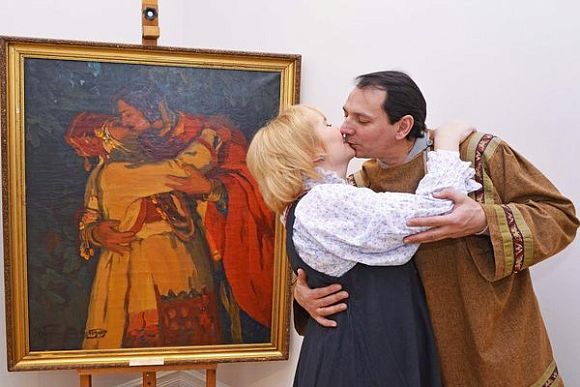 Фото||Владимир ГРИШИН Пензенцы пришли целоваться в Губернаторский дом