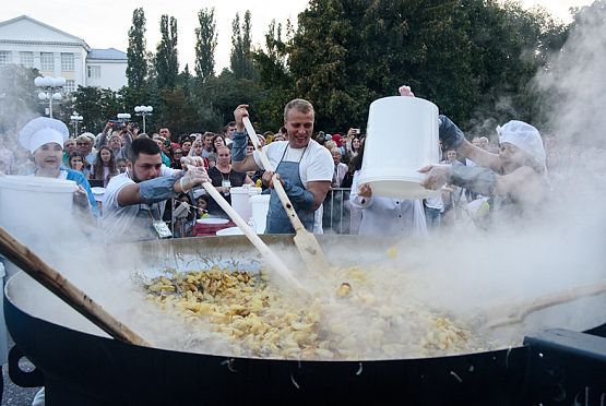 В Заречном сковородой картошки накормили 2,5 тысячи человек