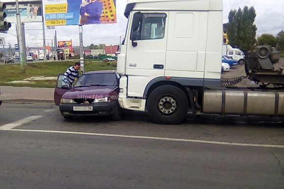 Фото||vk.com/penza_live, Алексей Ничипаренко В Пензе на ул. Терновского фура протаранила Daewoo