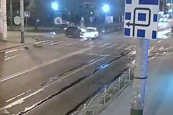 В Интернете появилось видео ночного ДТП в центре Пензы