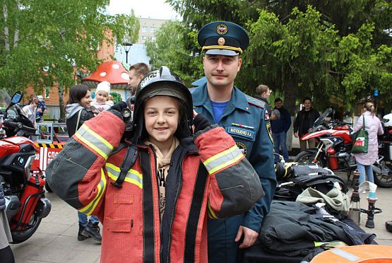 В Пензе посетители Детского парка примерили спецодежду пожарных