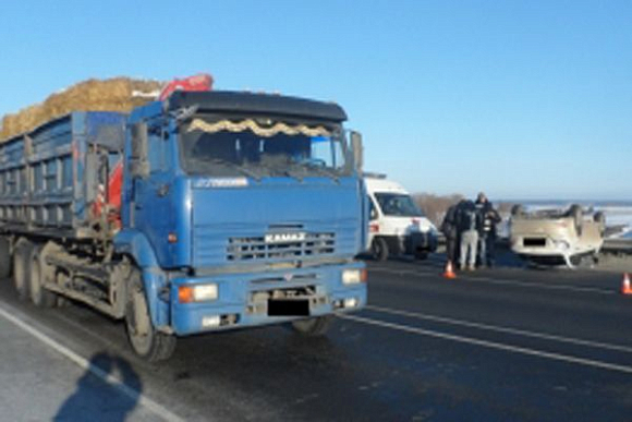 Фото||58.mchs.gov.ru, vk.com Под Кузнецком «Hyundai Solaris» перевернулся после столкновения с «КамАЗом»