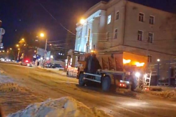 На Володарского после прорыва трубы перекрыли дорогу 