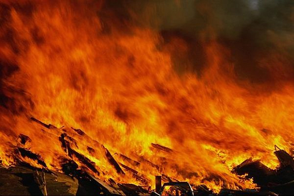 Фото||uralpolit.ru В Пензе ночью загорелось строящееся здание на ул. Лермонтова